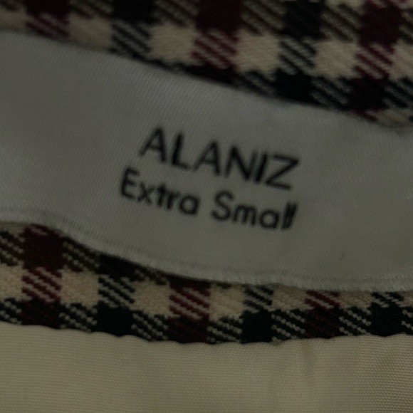 Mini skirt, wrap style, thick and heavy, buckle to fit. - Picture 3 of 3